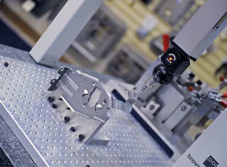 Máquina de medición por coordenadas verificando una pieza